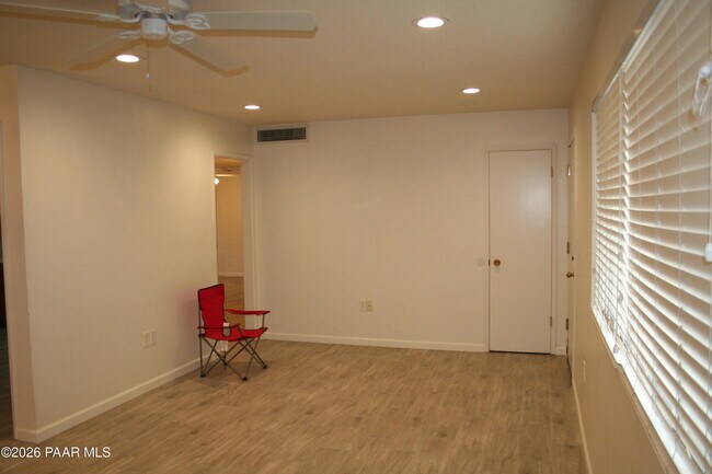 Building Photo - 11014 W Cheryl Dr