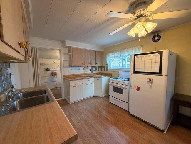 Building Photo - 707 E 118th St