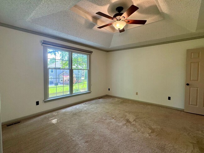 Building Photo - {12009} Available Immediately + Finished Lower Level + Olathe Schools