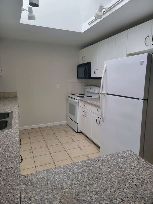 Building Photo - 10617 Westwood Dr SW