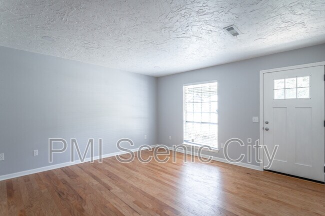 Building Photo - 2508 Woodfin Ave