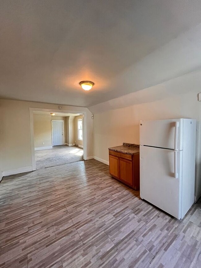 Building Photo - Cozy 2-Bedroom Apartment in Prime Location...