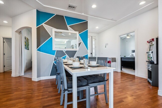 Building Photo - 3 BR + Bonus, Fully furnished, Includes Ut...