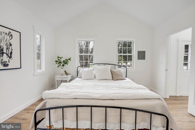 Building Photo - 102 N Rogers St