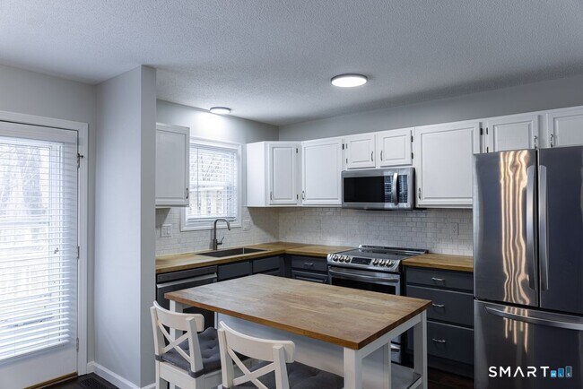 Building Photo - 465 Wolcott St