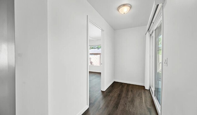 Building Photo - 1720 E Hermosa Dr