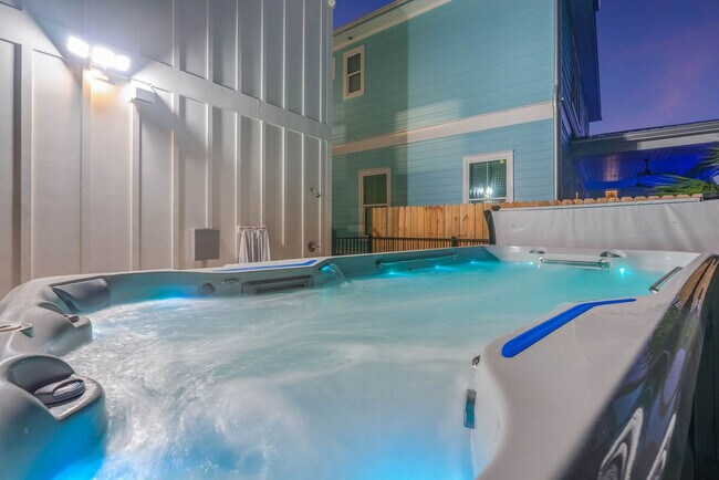 Building Photo - 223 E Lakeshore Dr