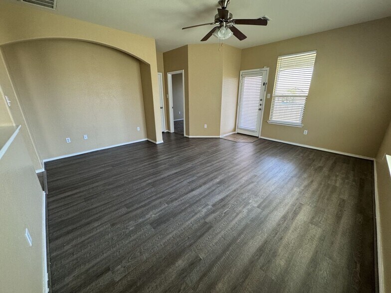 Building Photo - 6406 Clear Brook Dr