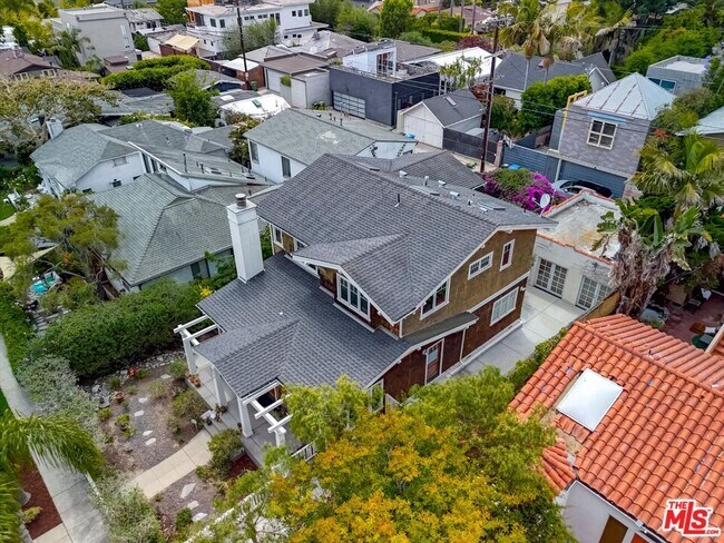 Building Photo - 933 Venezia Ave