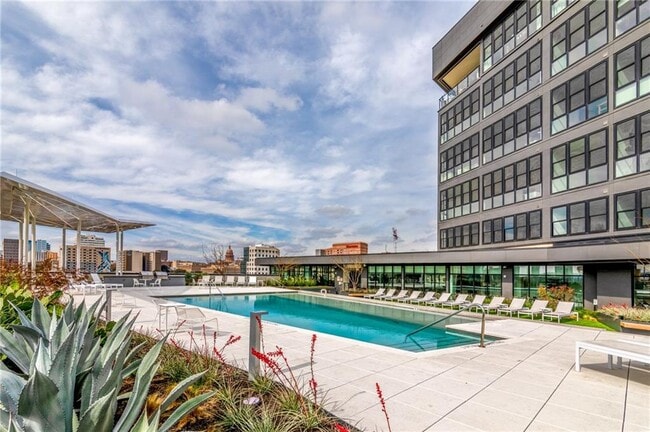 Building Photo - 800 Embassy Dr