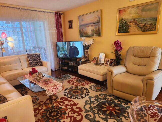 Building Photo - 2400 NE 1st Ln