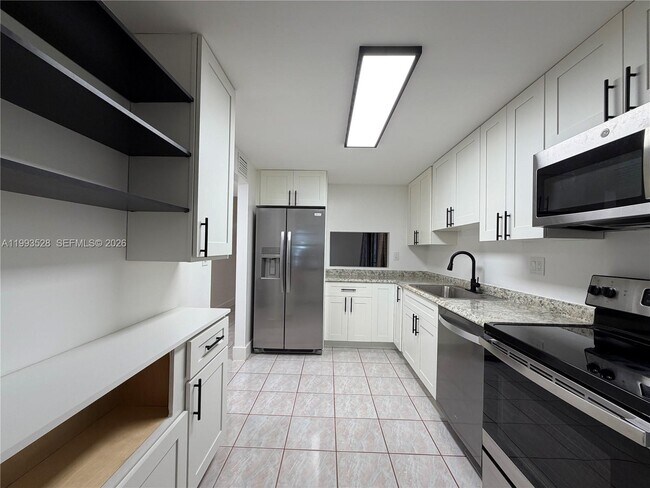 Building Photo - 400 Commodore Dr