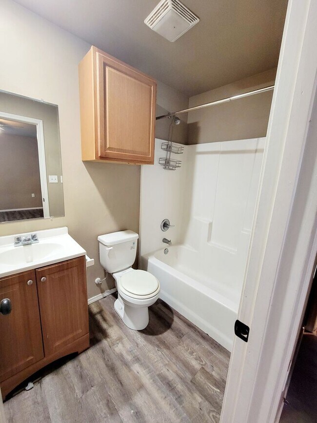 Building Photo - 3 bedroom 2 bath home