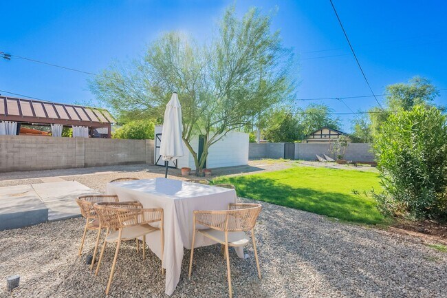 Building Photo - Rare 2 Bed 2 Bath Remolded Home in FQ Hist...