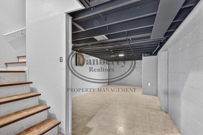 Building Photo - 6946 Kinsman Dr