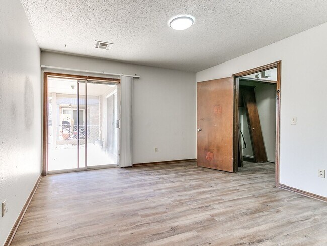 Building Photo - Charming West Norman Duplex