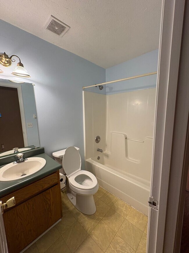 Building Photo - Spacious 3-Bedroom, 2-Bath Home!