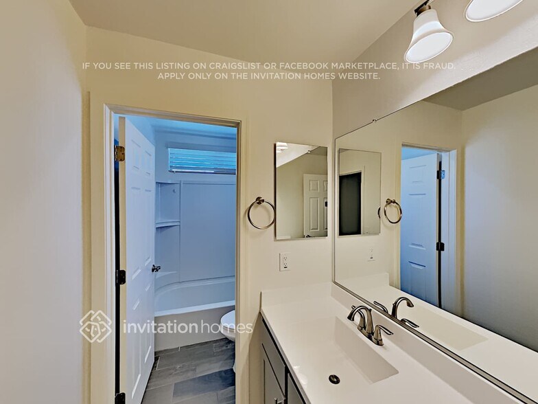 Building Photo - 252 N Sandal