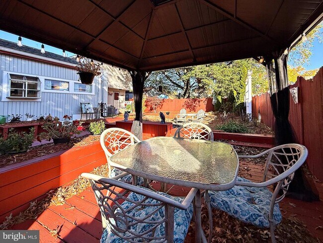 Building Photo - 46 Roosevelt Ave