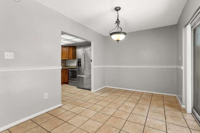 Building Photo - Beautiful 2/2.5 Spacious Condo with a Scre...