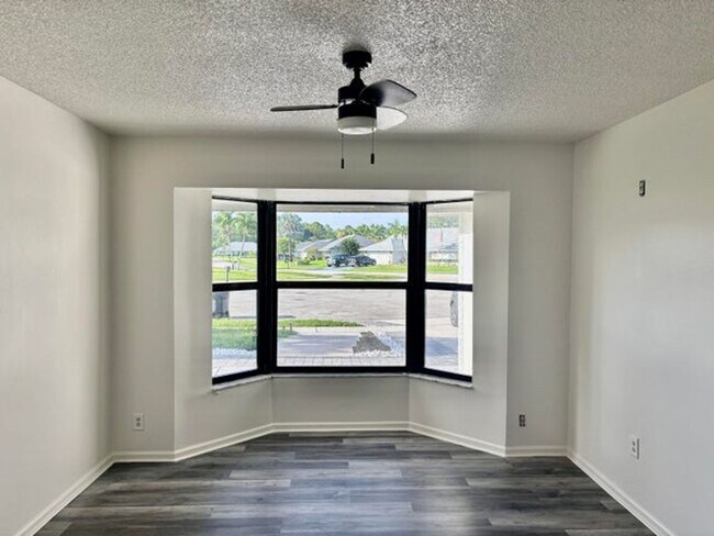 Building Photo - 325 Knotty Wood Ln