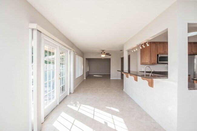 Building Photo - Welcome to this spacious three-bedroom, three-bath home in the heart of Palm Bay