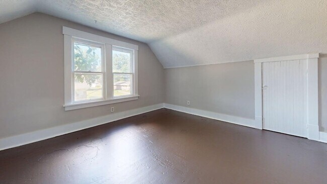 Building Photo - Beautiful 3 Bedroom 2 bathroom - Single Family Home