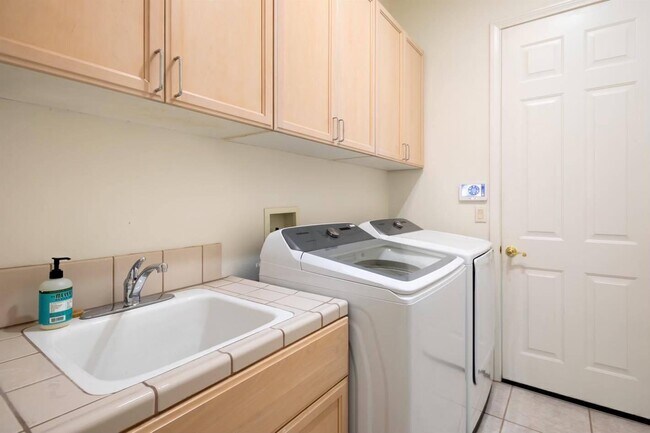 Building Photo - 40741 Avenida Solana