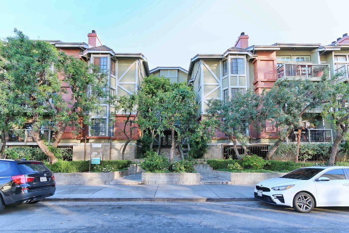 Building Photo - 18324 Clark St