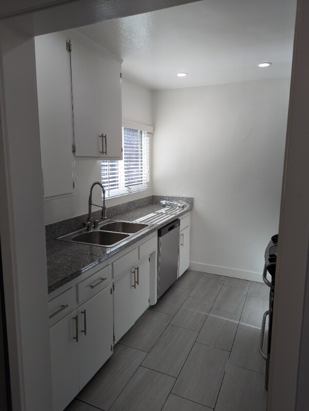 Building Photo - 7068 Lanewood Ave