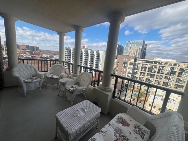 Building Photo - 1600 N Oak St