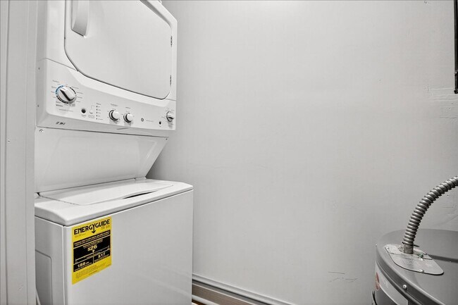 Building Photo - Pizza Prynce