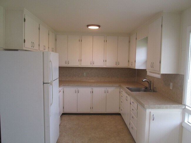 Building Photo - 2 Bedroom house in Burlington