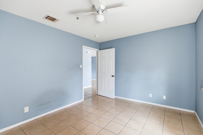 Building Photo - 7627 Windsor Oaks