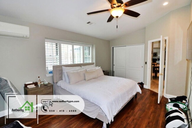 Building Photo - 705 Country Oak Dr