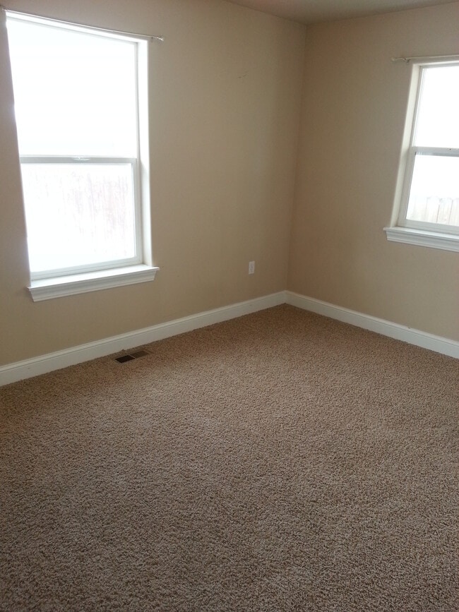 Building Photo - Lovely 3 Bedroom Single Level House- Close...