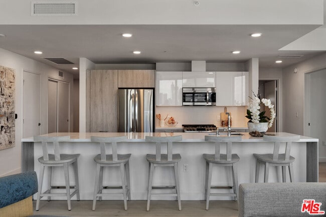 Building Photo - 2801 Sunset Pl