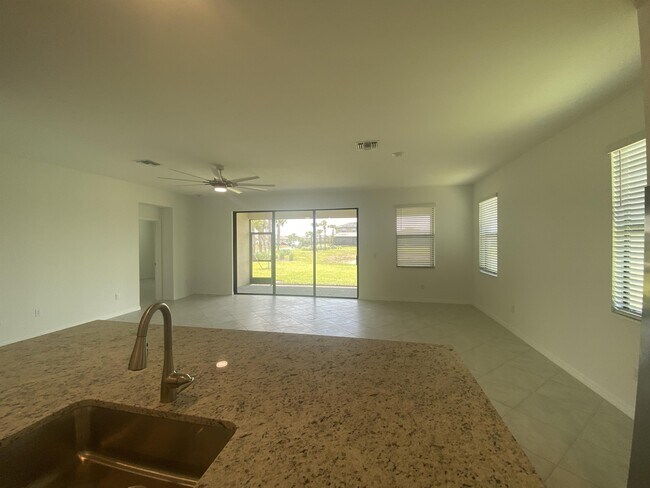 Building Photo - 1833 W Isles Rd