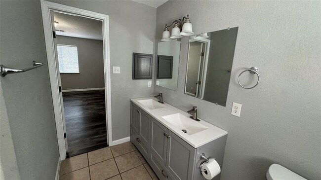 Building Photo - 5605 Clyde Ln