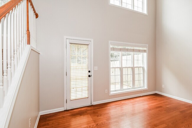 Building Photo - 6292 Colonial Vw