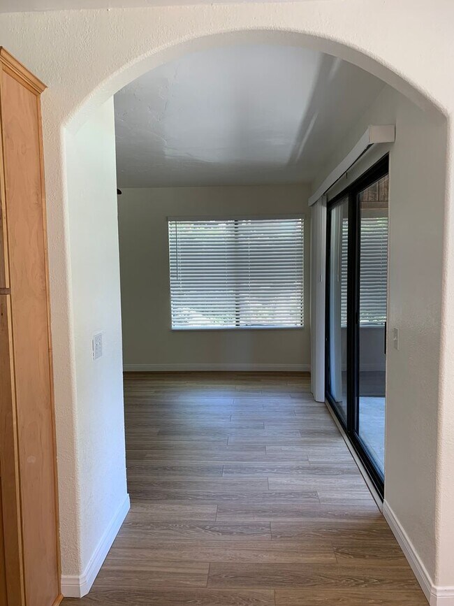 Building Photo - UPDATED2 Bed/2 Bath Alpine Oaks Condo