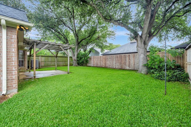 Building Photo - 2421 Baycrest Dr