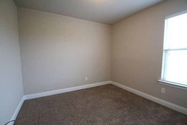 Building Photo - No Water Bill. No Lawn Care. Just Move In. | 3BD/2BA Duplex in Weatherford TX | Ready Now — Act F...