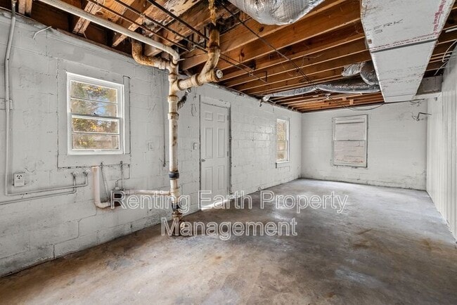 Building Photo - 741 9th Ave W