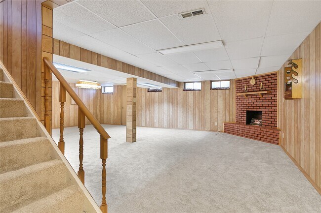 Building Photo - 15575 Clover Ridge Dr