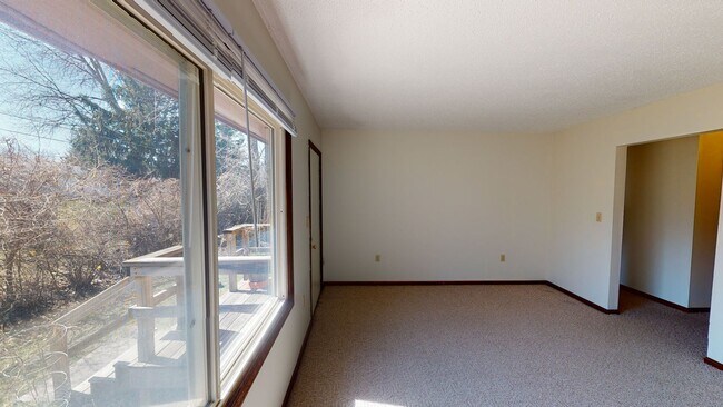 Building Photo - 2 Bedroom Duplex Available August 1st, 2026