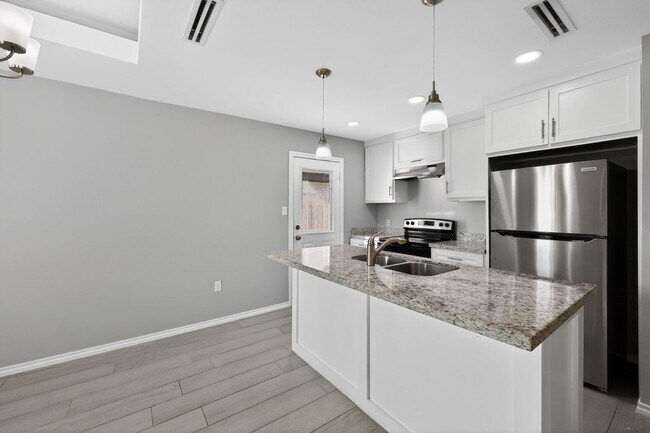 Building Photo - Charming 3BR Duplex in Brownsville