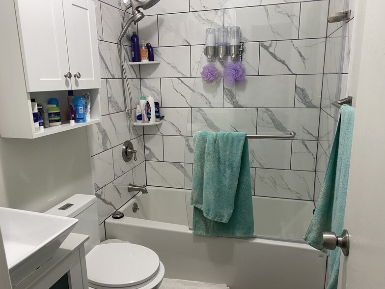 Shower and tub - 3024 Ross Dr