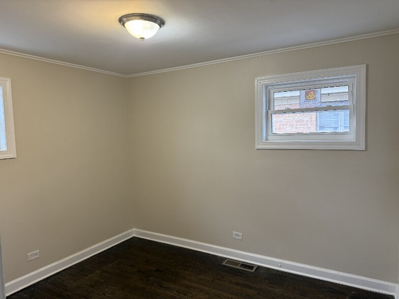 Building Photo - 9508 S Green St