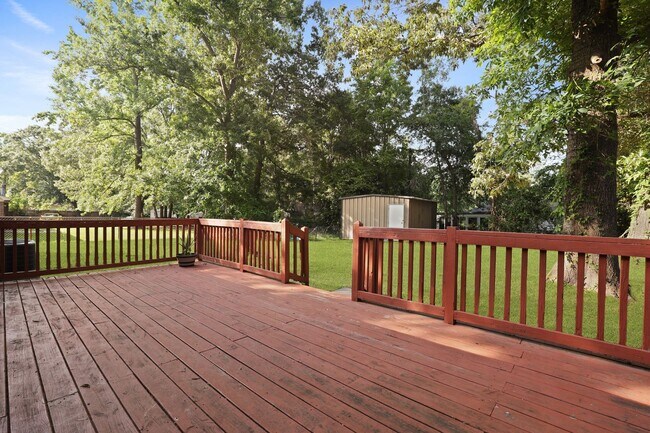 Building Photo - Settle Into Comfort in This Charming 3-Bedroom Home in Larchmont Estates